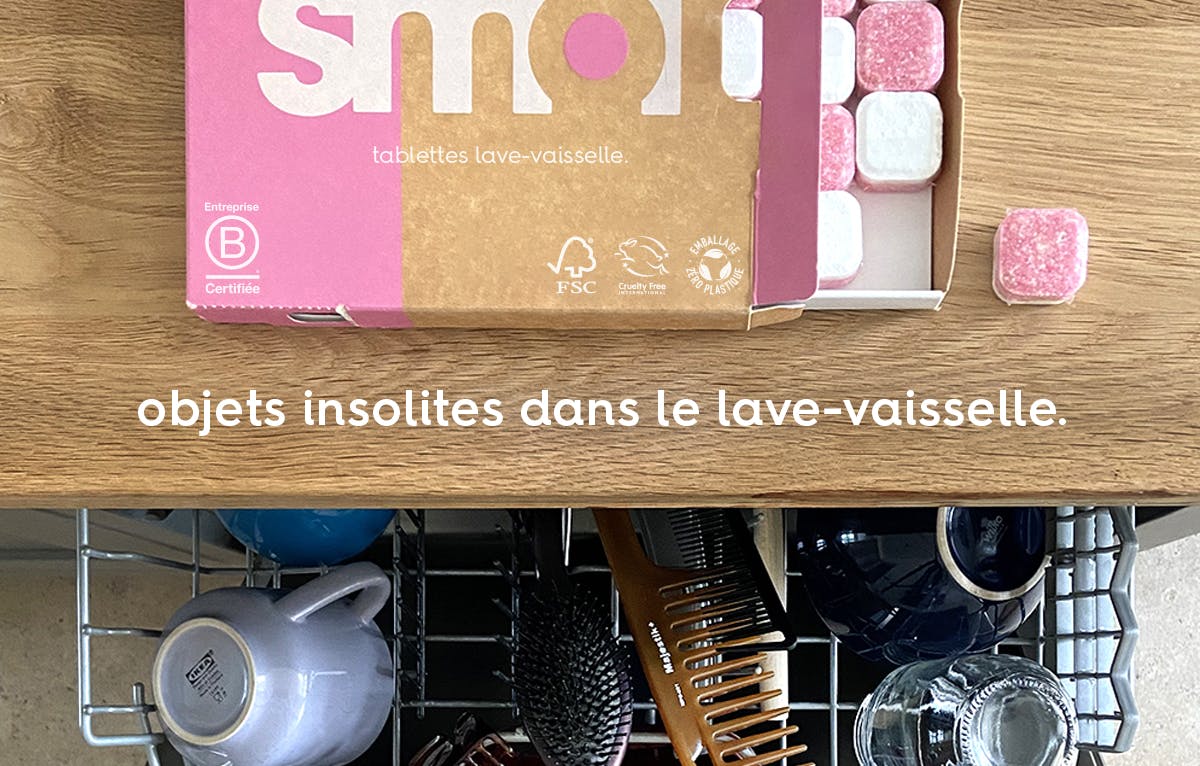 un pack de tablettes pour lave-vaisselle dont le tiroir est ouvert, révélant des tablettes roses et blanches, posé au-dessus d'un lave-vaisselle ouvert, dont le tiroir du haut est ouvert, révélant des objets insolites passant au lave-vaisselle