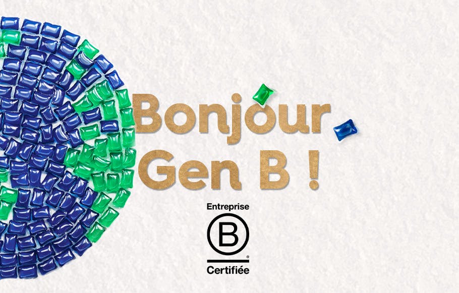 moitié d'une mapemonde créée avec des capsules de lessive bleues et vertes, à côté du texte « Bonjour, Gen B ! » et au-dessus du logo B Corp