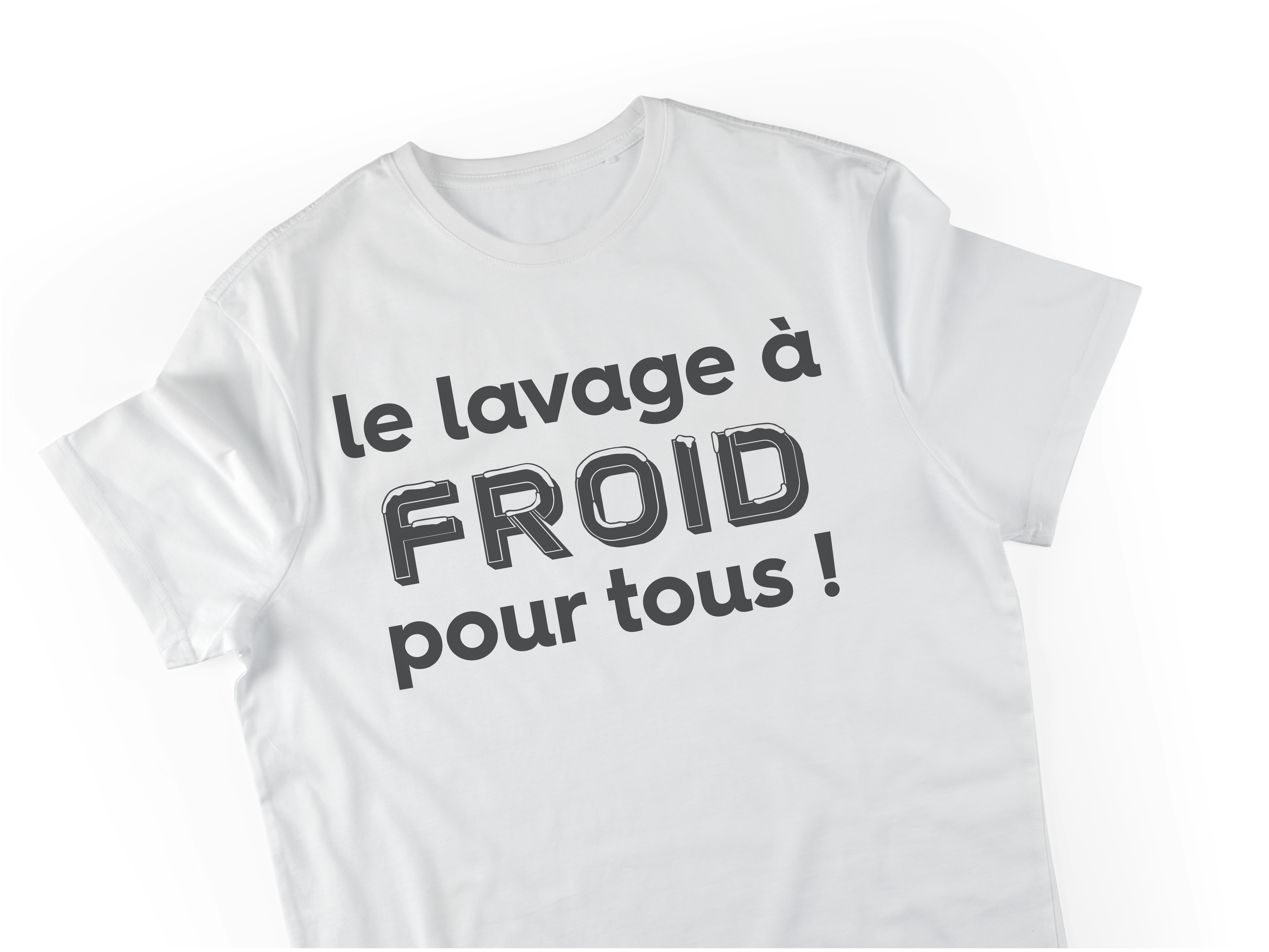 un tee-shirt blanc à manches courtes avec l'inscription « le lavage à froid pour tous ! » sur fond blanc.