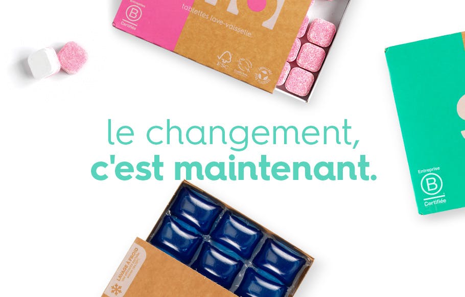 le texte « le changement, c'est maintenant » en police d'écriture verte sur fond blanc et entouré de packs de lessive sensitive et active et de tablettes lave-vaisselle.