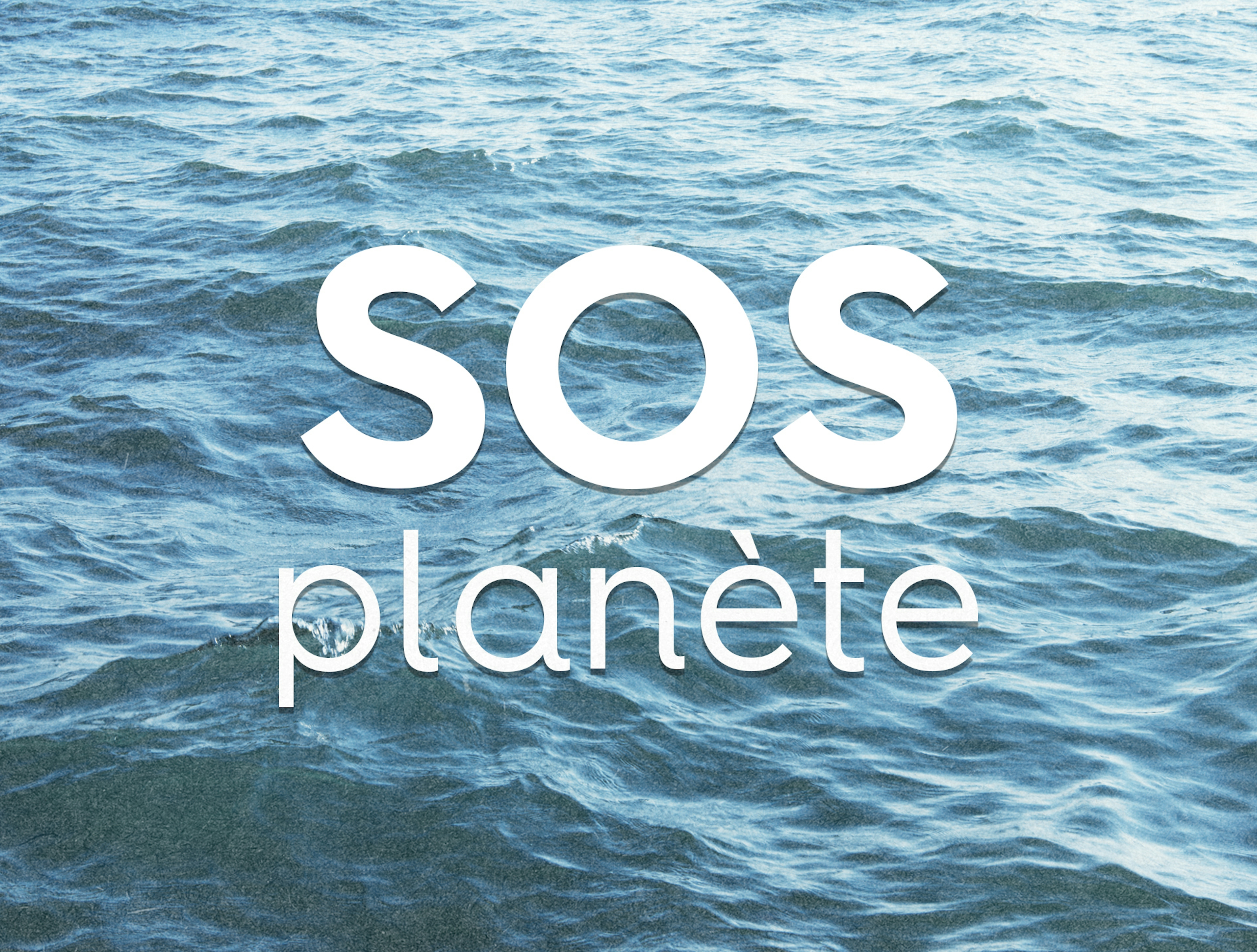 Texte « SOS planète » sur une photo de vagues