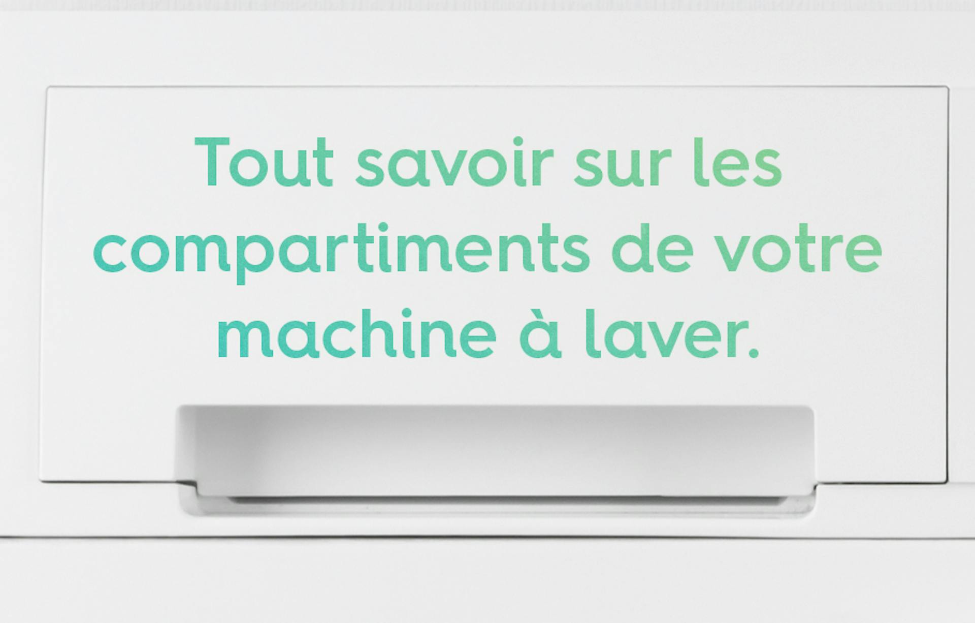 la phrase « tout savoir sur les compartiments de votre machine à laver » en police d'écriture verte sur font gris au-dessus d'un tiroir à détergent de machine à laver.