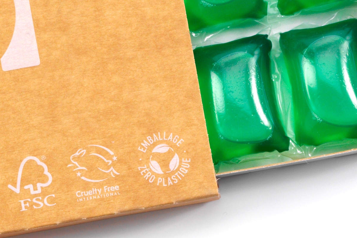 zoom sur les logos FSC, Cruelty-Free and emballage zéro plastique d'un pack de capsules lessive active.