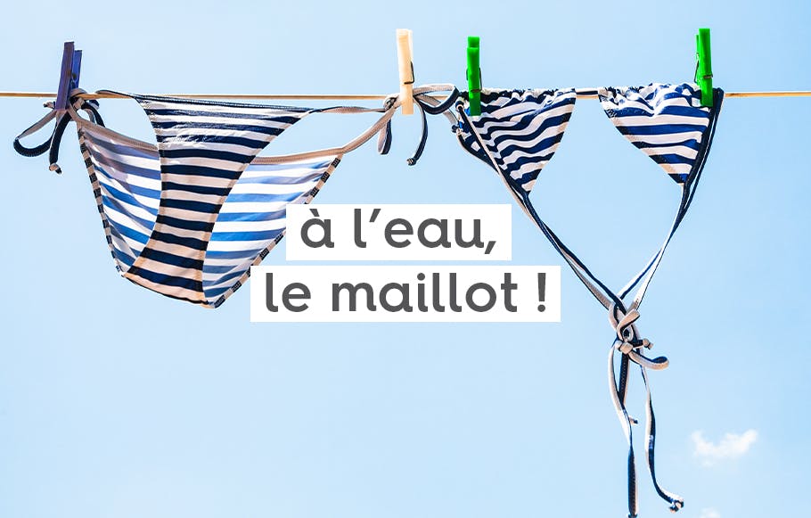 maillot de bain deux pièces rayé bleu et blanc séchant sur une corde à étendage avec le texte « à l'eau, le maillot ».