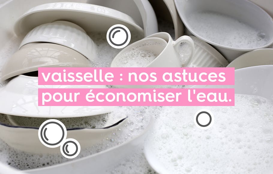 de la vaisselle blanche comprenant bols, assiettes et tasses dans un évier rempli d'eau mousseuse, et avec le texte en lettres blanches surlignées rose « vaisselle : nos astuces pour économiser l'eau » entourées de bulles de savon flottantes.