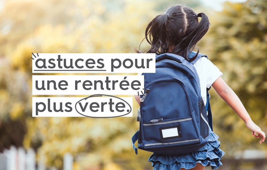 écolière portant un sac à dos bleu qui court vers l'avant sur fond d'arbres au feuillage automnal et le texte en lettres noires « astuces pur une rentrée plus verte » surligné en blanc.