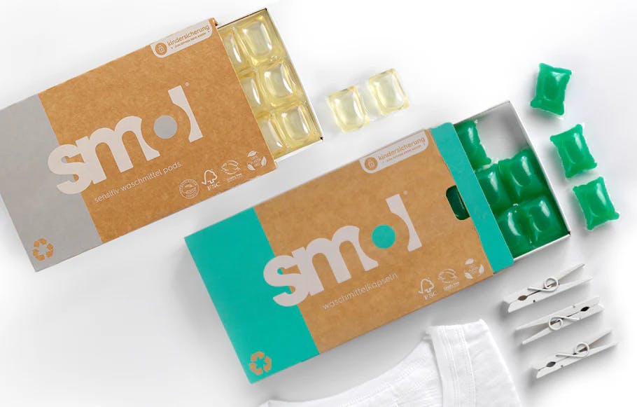 eine Packung smol Sensitiv und smol Universal nebeneinander, beide halb geöffnet und von schräg oben fotografiert