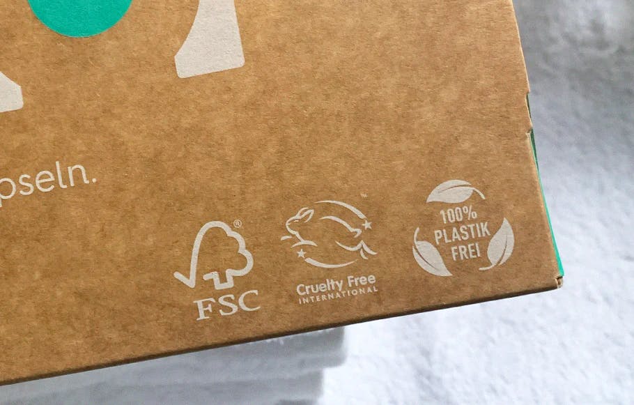 die untere rechte Ecke einer smol Packung auf der die Logos unserer Zertifizierungen zu sehen sind