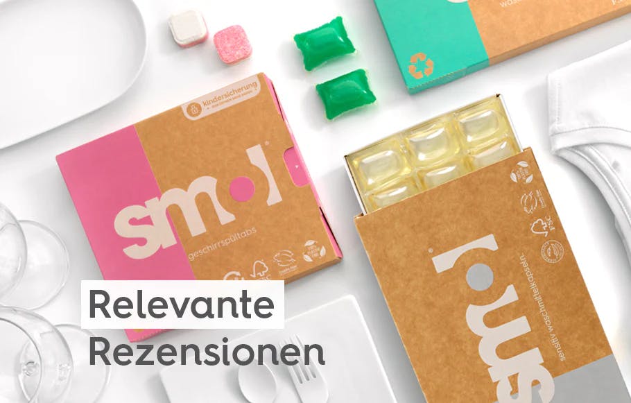 drei smol Packungen auf weißem Grund von oben fotografiert mit weißen Kleidungsstücken und Geschirr drumherum