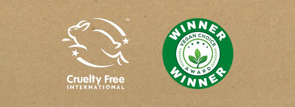 das leaping bunny logo und das Vegan Choice Award Winner logo auf braunem Hintergrund