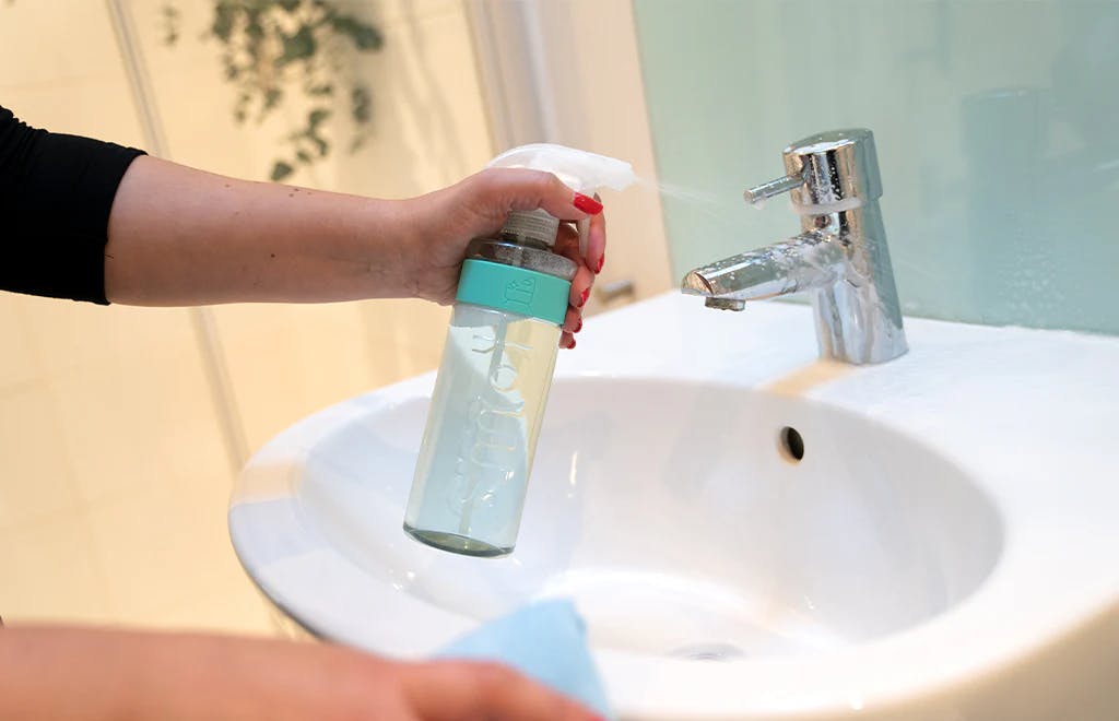 cleaning the sink with smol cleaning spray