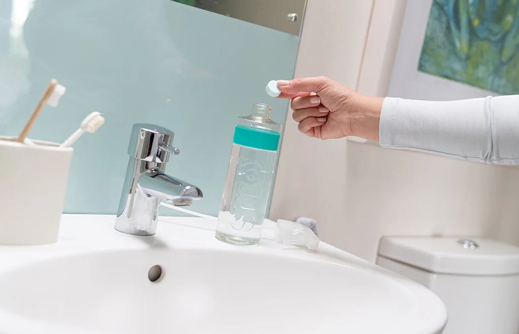 cleaning the sink with smol cleaning spray