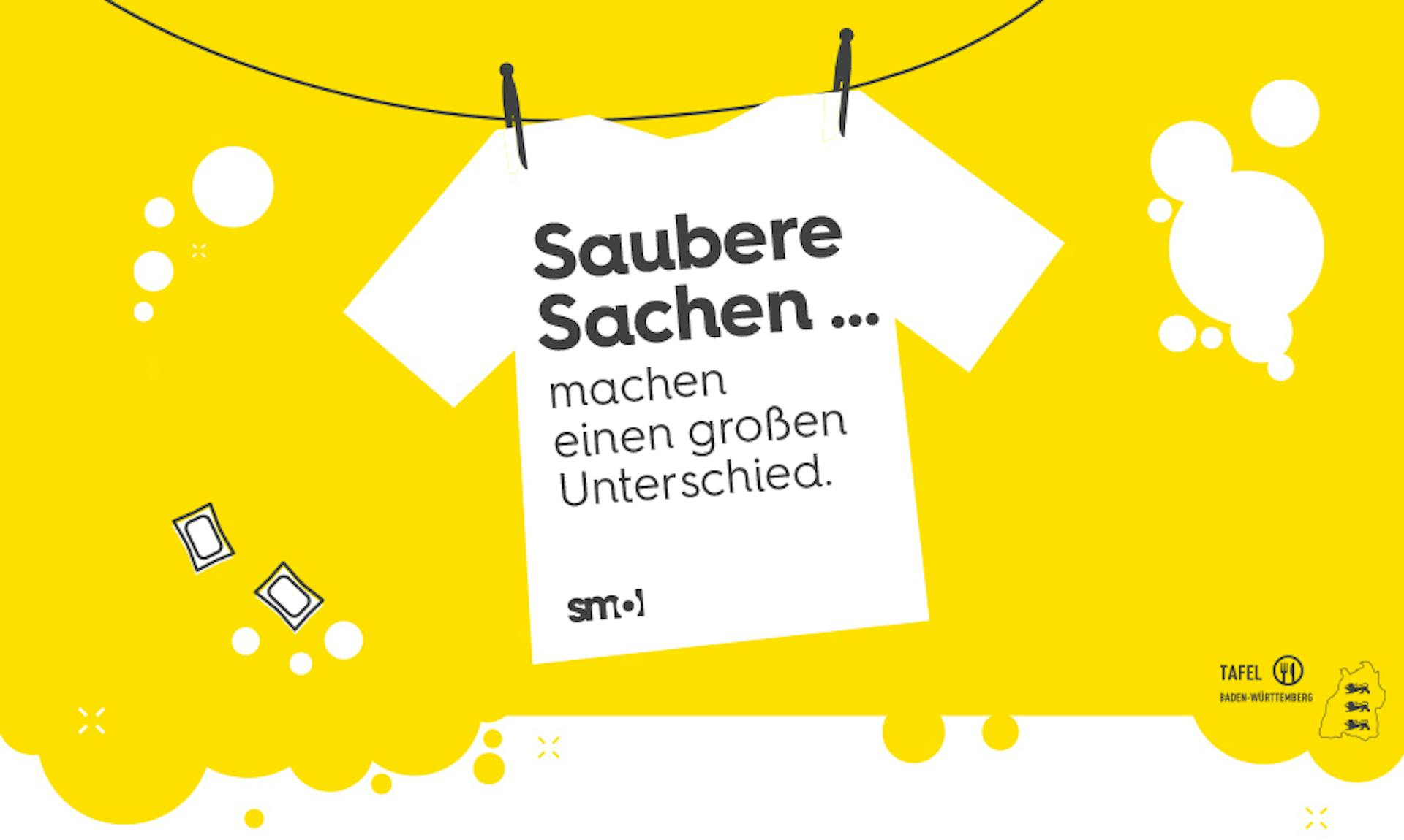 ein leuchtend gelber Hintergrund vor dem ein weißes Tshirt hängt mit der Aufschrift Saubere Sachen machen einen großen Unterschied