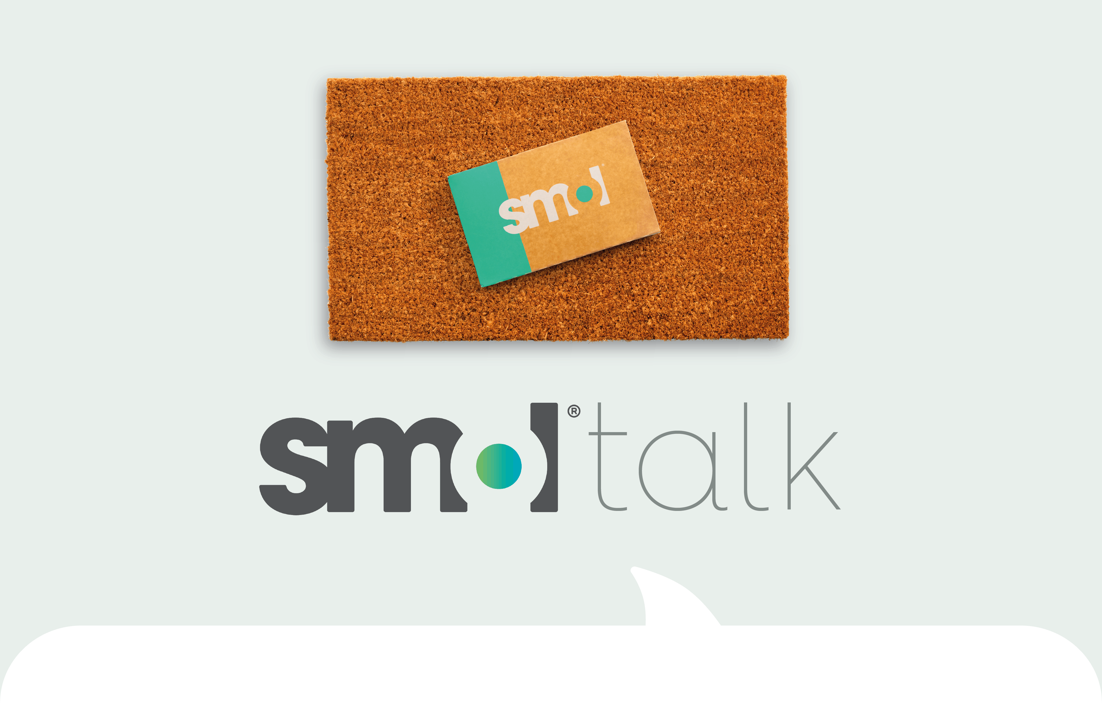 un pack de capsules lessive active smol déposé sur un paillasson marron, sur une bannière à fond gris foncé et au-dessus du texte « smoltalk »