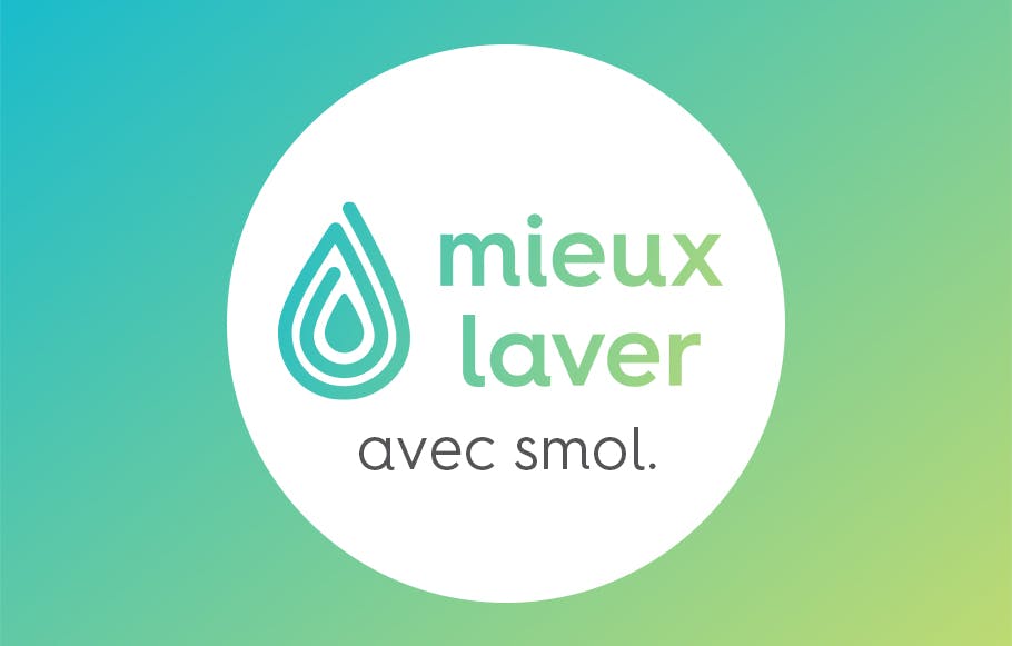 pictogramme d’une goutte d’eau à côté du titre « mieux laver » en dégradé de bleu et de vert, au-dessus du texte « avec smol » sur un rond blanc sur fond en dégradé de bleu et de vert.