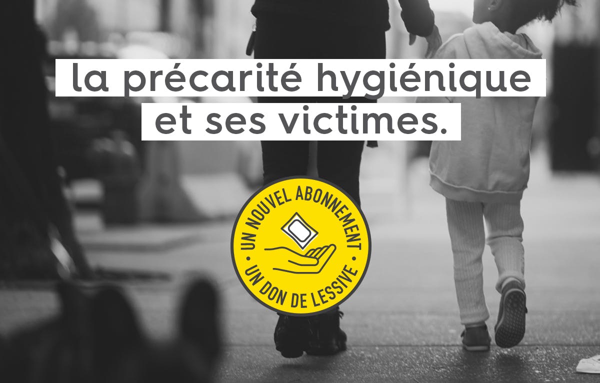 une petite fille donnant la main à sa maman et marchant dans la rue, derrière le texte « la précarité hygiénique et ses victimes » et le logo du programme de dons de capsules de lessive smol.