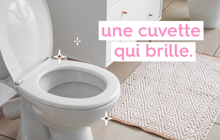 zoom sur une cuvette de toilettes blanches et scintillante dans une salle de bain, à côté du text « une cuvette qui brille »
