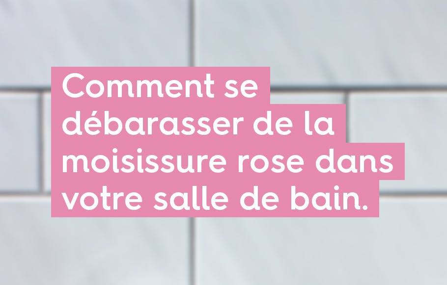 carrelage de salle de bains blanc avec le texte « comment se débarasser de la moisissure rose dans votre salle de bains » en police d'écriture blanche sur fond rose.