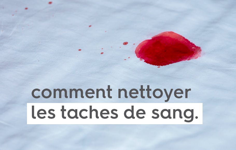 tache de sang frais sur un drap blanc au-dessus du text « comment nettoyer les taches de sang » en police d'écriture gris foncé sur un fond blanc.