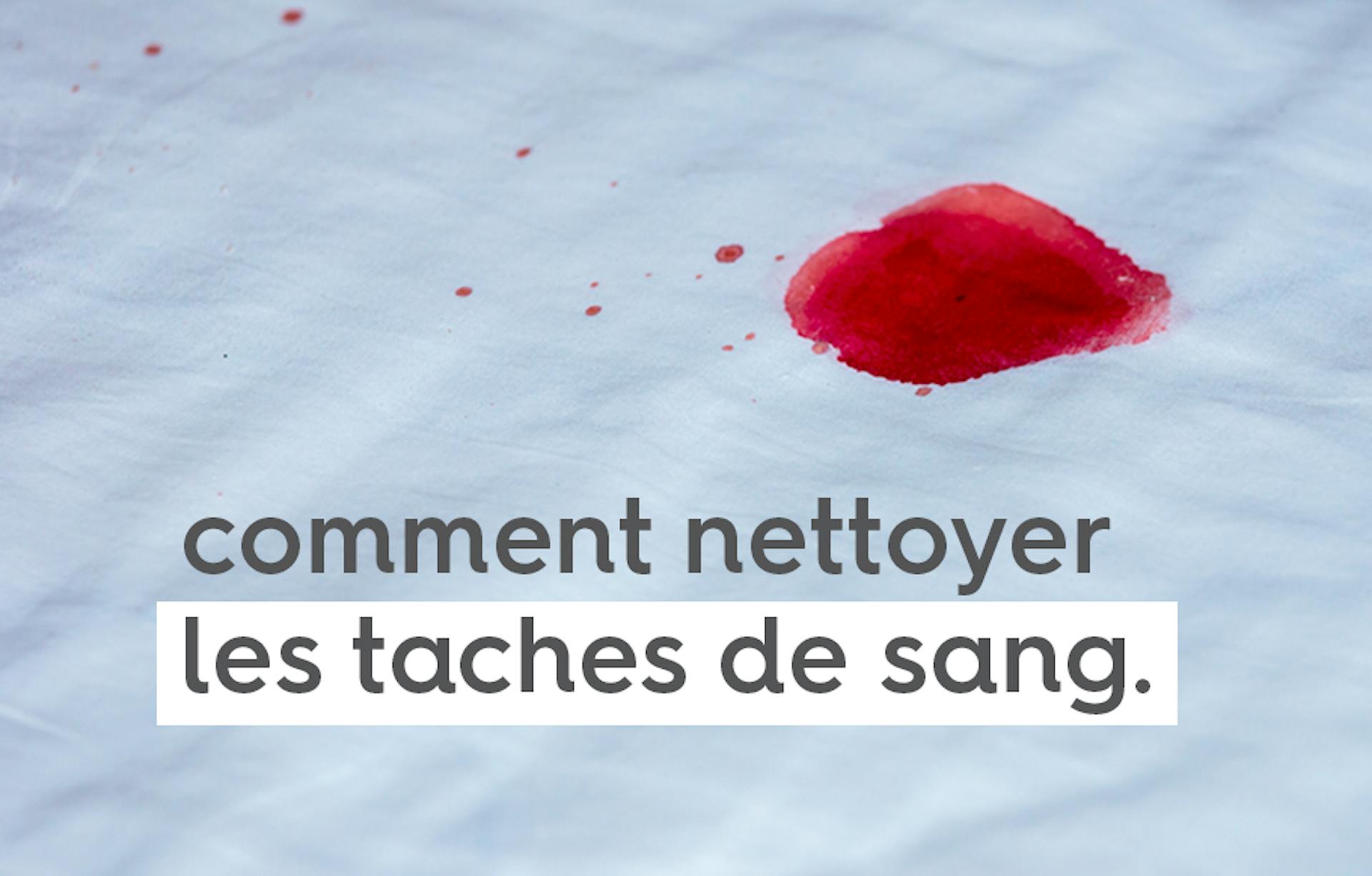 tache de sang frais sur un drap blanc au-dessus du text « comment nettoyer les taches de sang » en police d'écriture gris foncé sur un fond blanc.
