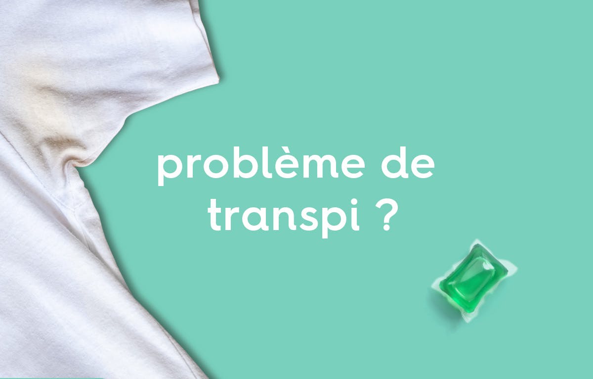 le texte « problème de transpi » en police d'écriture blanche sur fond vert, à côté d'une capsule de lessive active verte et d'un tee-shirt blanc dont l'aisselle est couverte d'une tache de transpiration