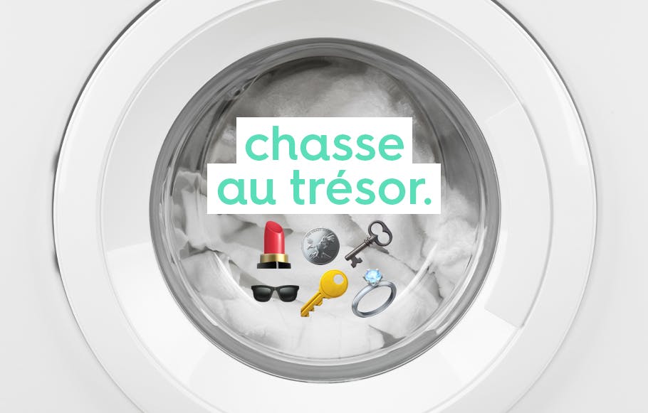texte « chasse au trésor » en police d'écriture verte sur fond blanc, au-dessus d'une ligne d'émoticône, avec le hublot d'une machine à laver pleine en fond.