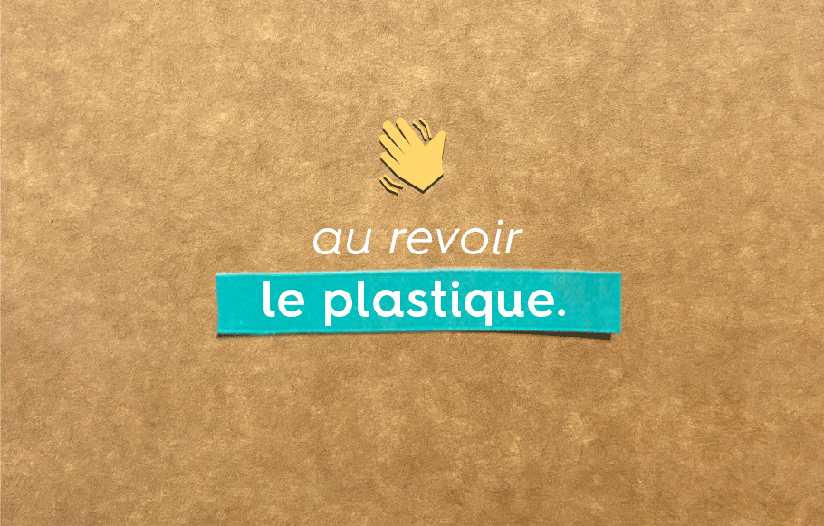 le texte « au revoir » en police d'écriture blanche, sous une animation d'une paume ouverte alternant entre le jaune et le rose, mimiquant un mouvement d'au revoir, et au-dessus du texte « le plastique » en police d'écriture blanche sur fond vert, le tour sur un fond marron.