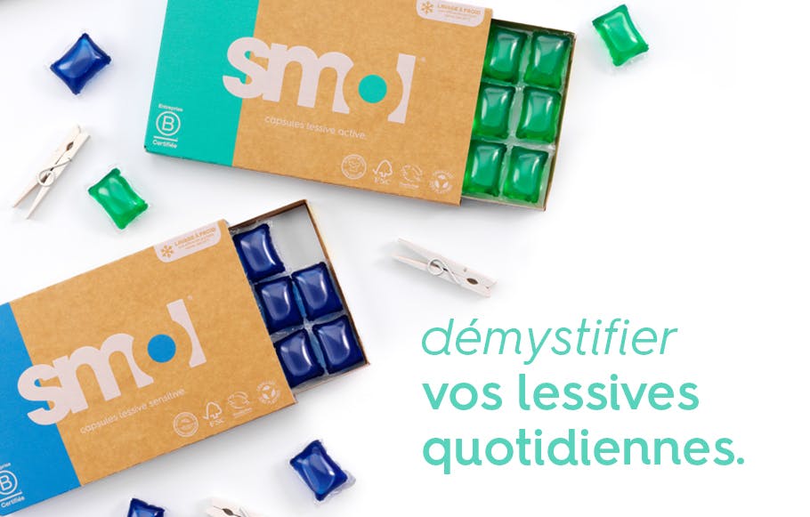 texte « démystifier vos lessives quotidiennes » sur une photo de packs de lessive active et sensitive smol, dont le tiroir est ouvert et révélant des capsules de lessive bleue et verte.