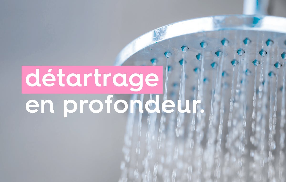 pommeau de douche relanchant de l'eau avec le texte « détartrage en profondeur »