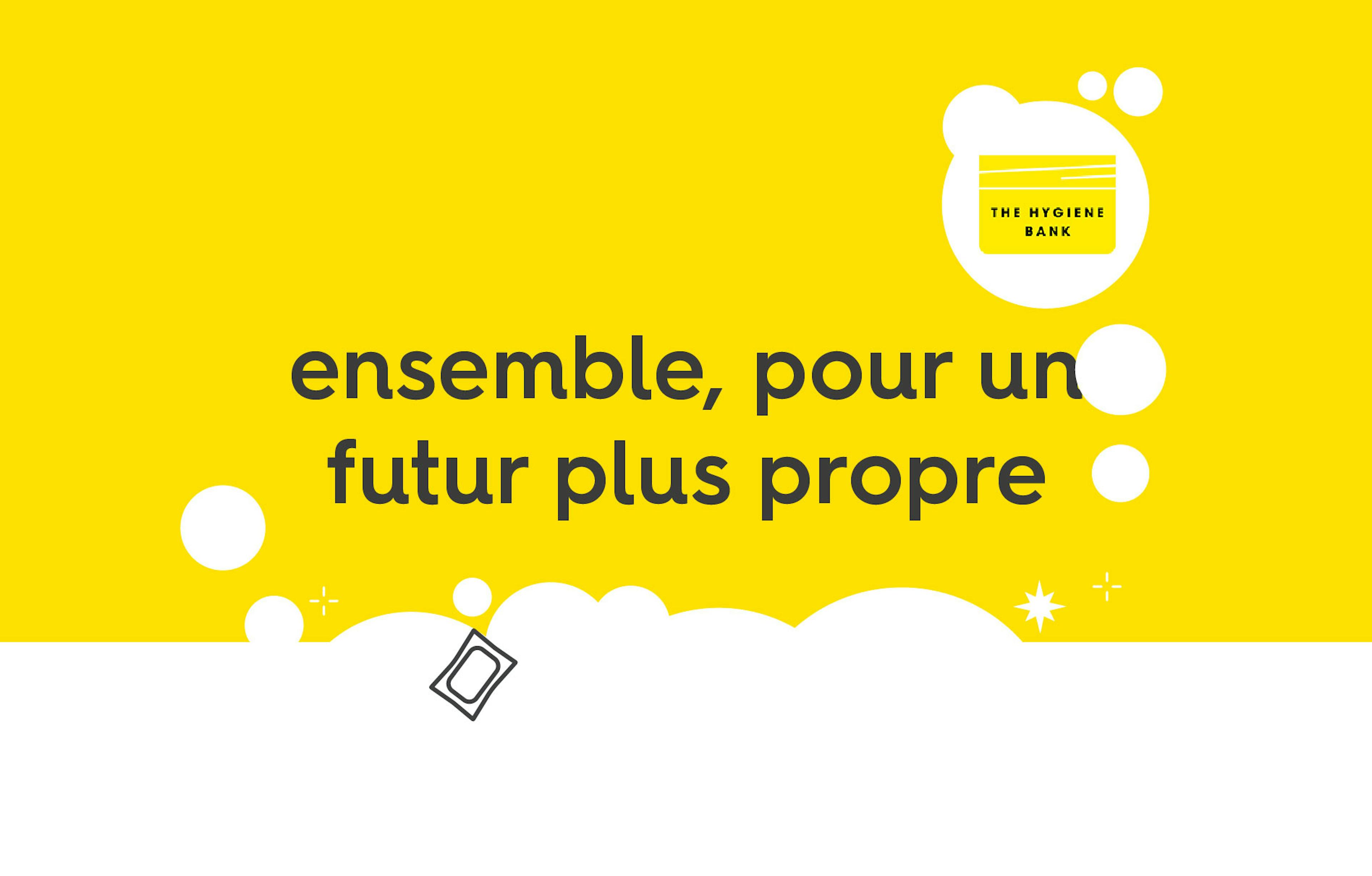 le texte « ensemble, pour un futur plus propre » en police d'écriture anthracite sur fond jaune sous une bulle blanche contenant le logo de l'association The Hygiene Bank, le partenaire de dons de lessive de smol en Grande-Bretagne.
