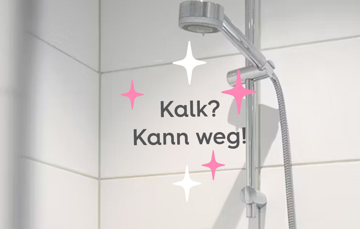Blick in eine weiß gefließte Dusche mit silbernen Duscharmaturen. Darauf der Text Kalk? Kann weg! umgeben von weißen und pinken Sternen.