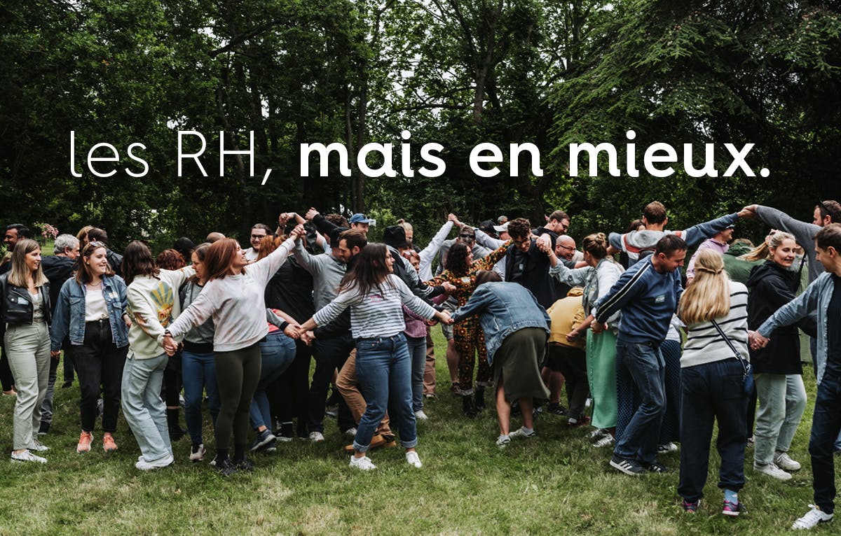 une photo de groupe de l'équipe smol lors du Day Away de l'entreprise avec le texte en police d'écriture blanche « les RH, mais en mieux. »