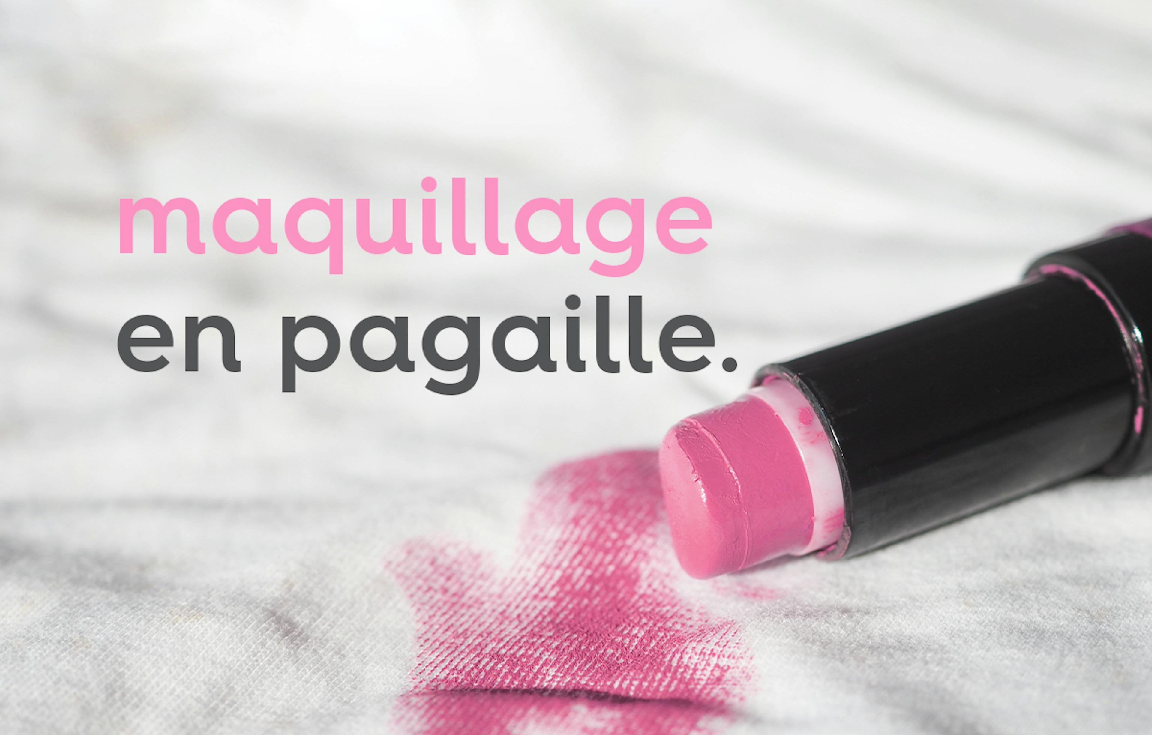 un tube de rouge à lèvre rose et une tache du même rouge à lèvres sur un tissu blanc sous le texte « maquillage en pagaille »