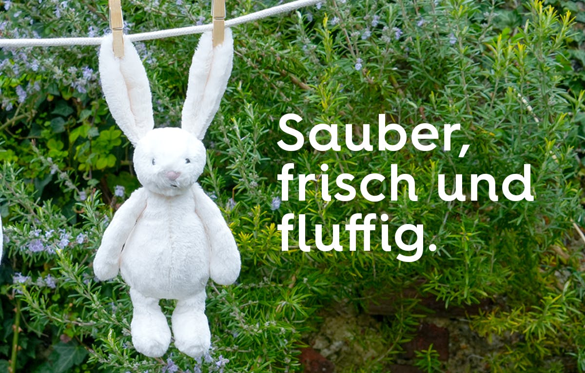 Bild von Plüschhase an Wäscheleine hängend, Text: sauber, frisch und fluffig.