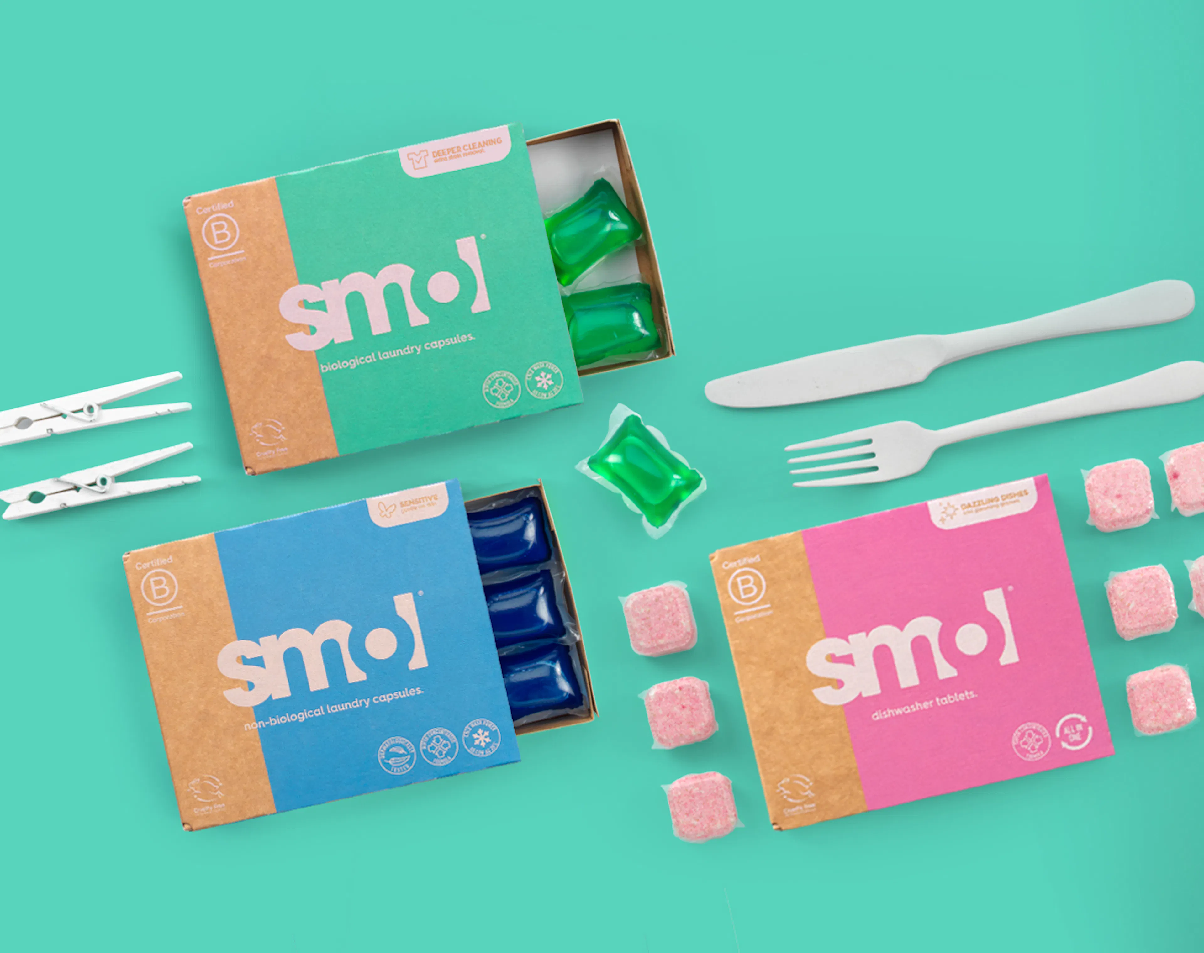 smol trial packs of dishwash and laundry on a green background
