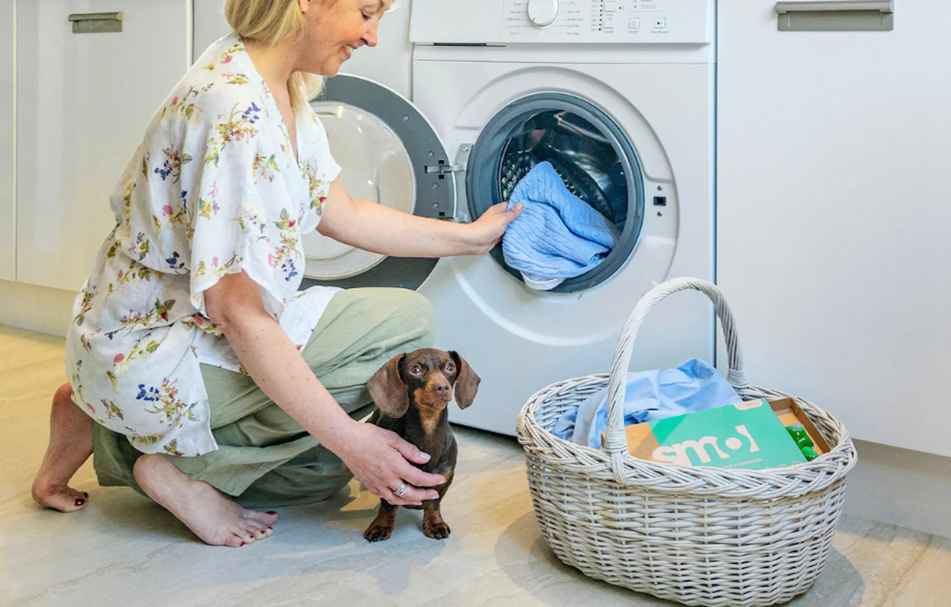 lady puts washing into machine with smol capsules