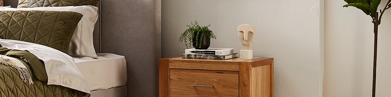 How to decorate a bedside table