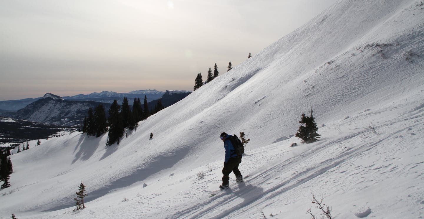 Snowboarding in Silverton Mountain