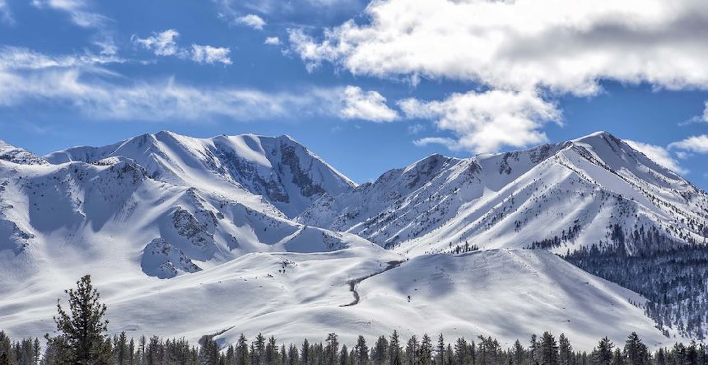 Spectacular mountain ranges of Mammoth Mountain