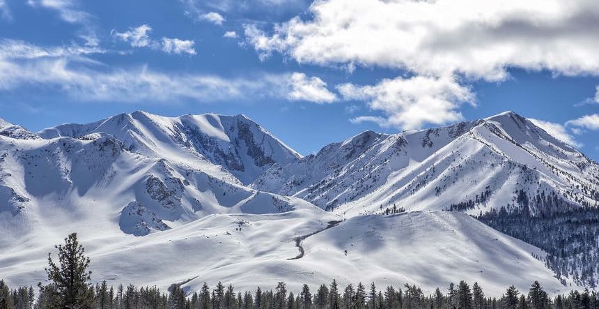 Spectacular mountain ranges of Mammoth Mountain