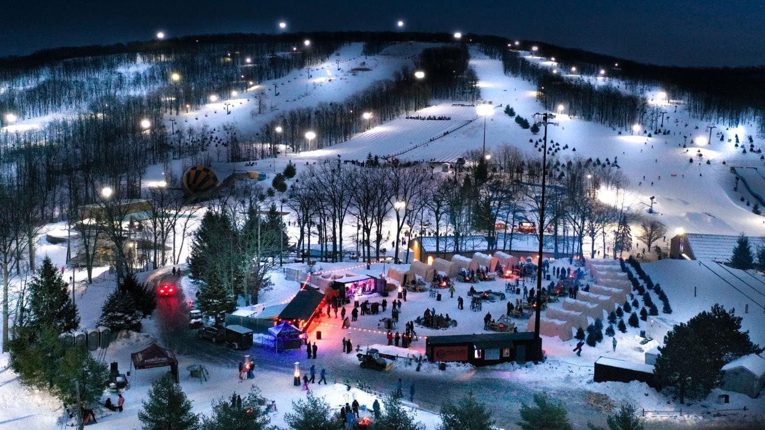 Night skiing on the slopes at Montage Mountain in Pennsylvania, USA.