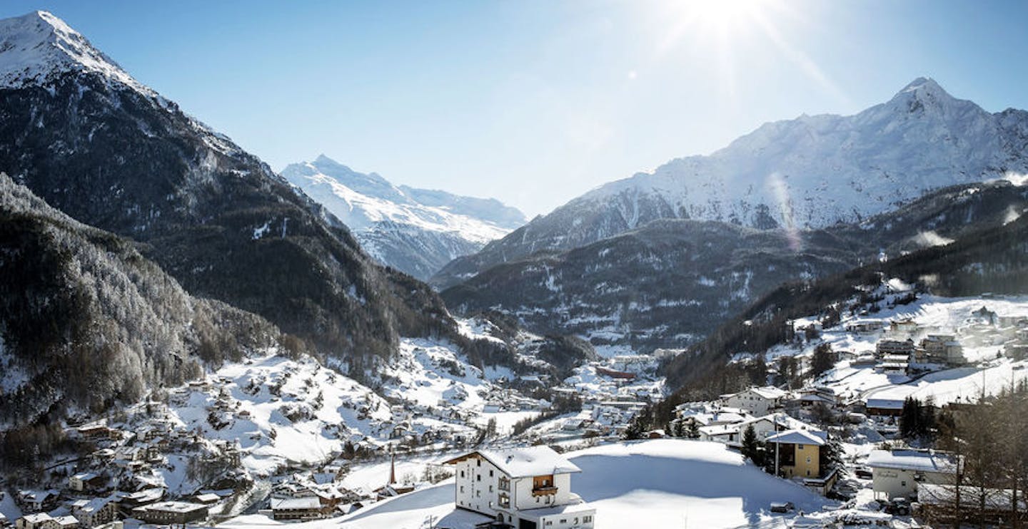 Impressive mountain ranges behind the ski village (Photo credit: Sölden)