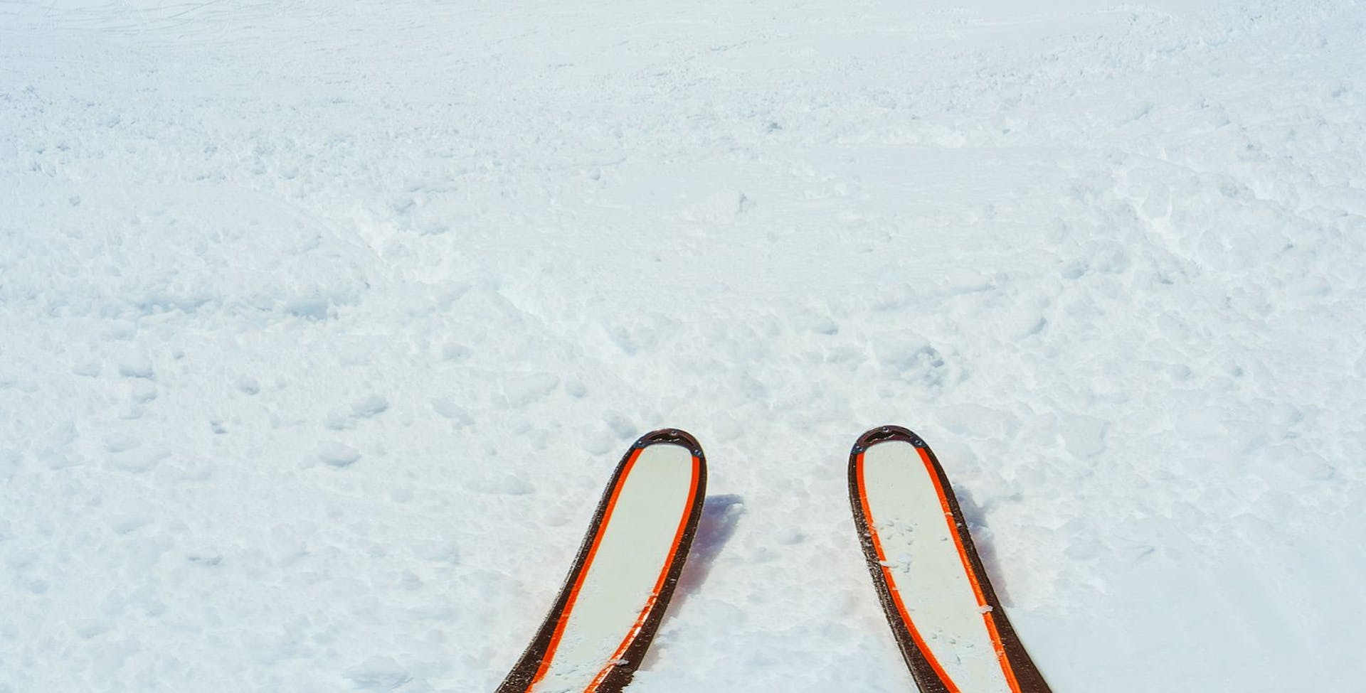 Skis on snow.