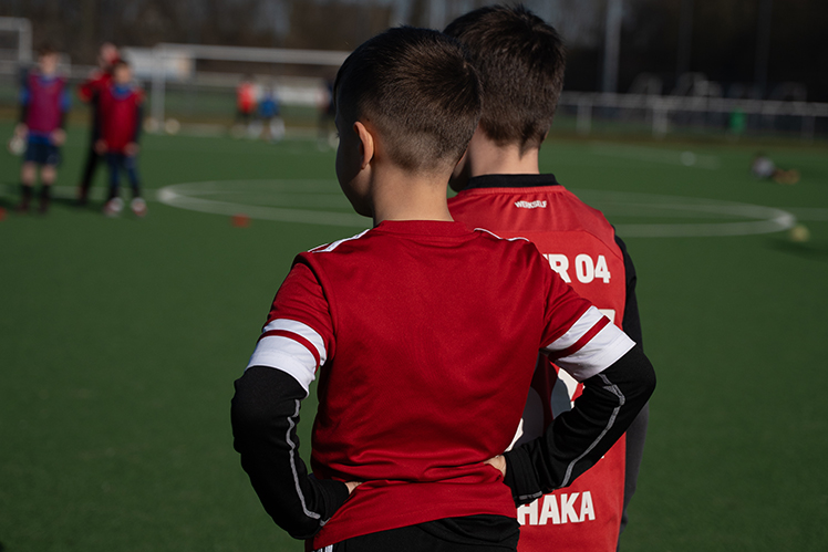Rückansicht eines Spielers im Trikot während des Trainings – PWR PLY Soccer Academy