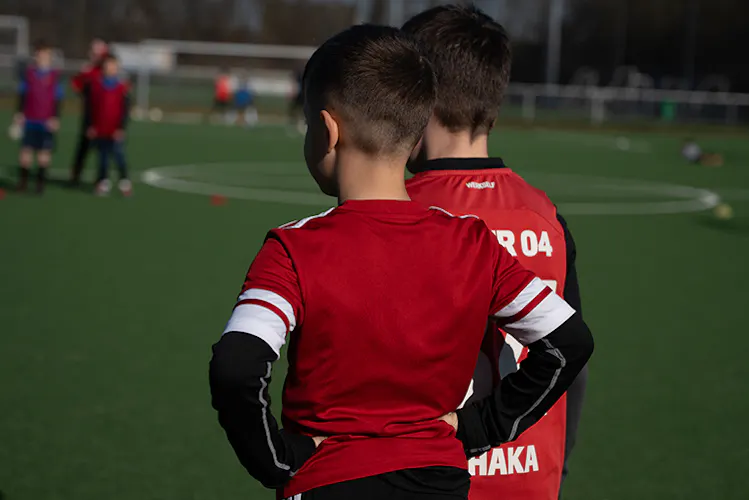 Rückansicht eines Spielers im Trikot während des Trainings – PWR PLY Soccer Academy