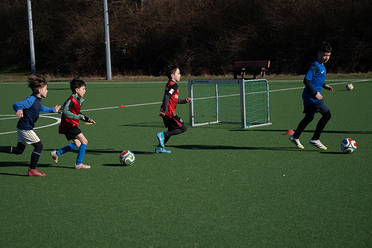 Trainingssituation mit Toren und Kindern im Spiel auf dem Fußballplatz – PWR PLY Soccer Academy