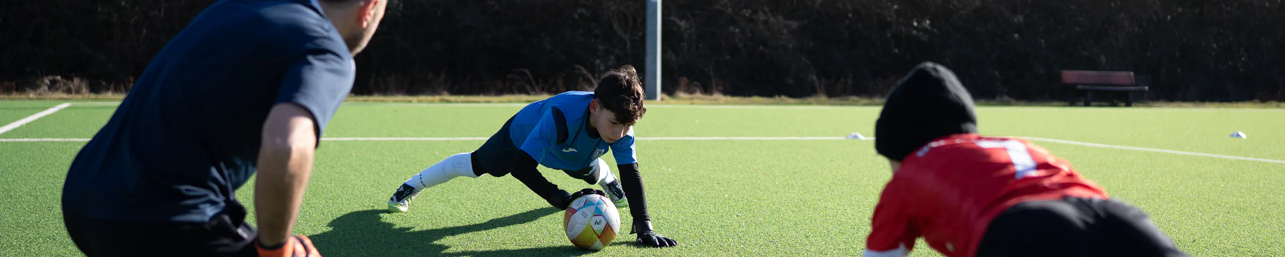 Kinder beim Aufwärmen und Dehnen vor dem Training – PWR PLY Soccer Academy