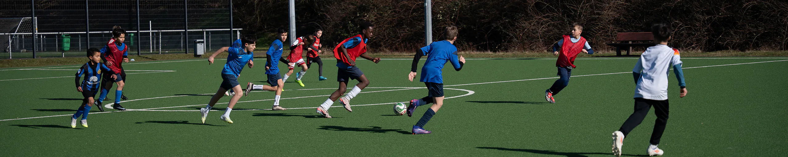 Kinder beim Fußballtraining in einer Gruppe auf dem Spielfeld – PWR PLY Soccer Academy