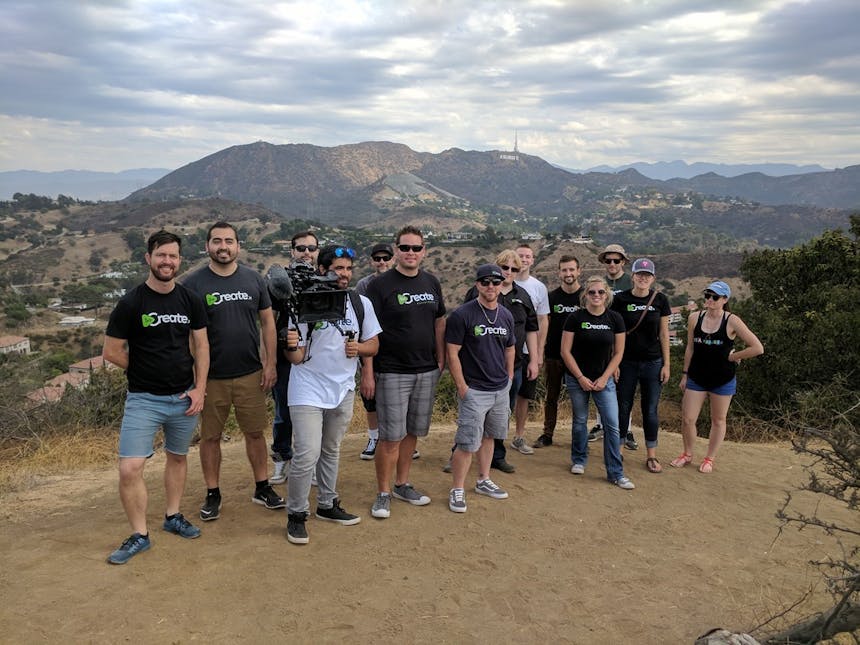 Crie uma foto de grupo no final da viagem de verão 2017 em frente ao letreiro de Hollywood