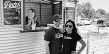 Il team di marito e moglie Justin, il CEO di SoCreate, e Rosa, il CFO di SoCreate, si godono la reciproca compagnia al picnic annuale di SoCreate.